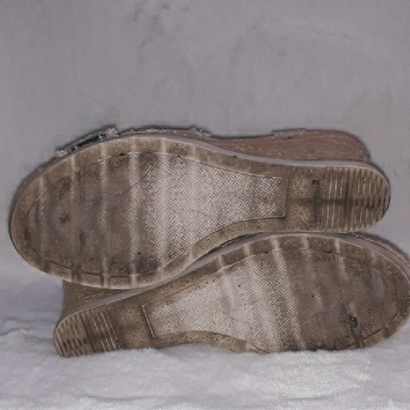 **SOLD** Silver Metallic Espadrille Sandals - Picture 6 of 9